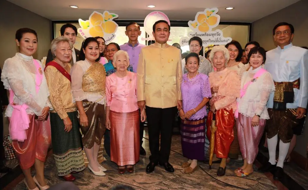 รมว.พม. นำคณะผู้บริหารและผู้สูงวัย เข้าพบลุงตู่ ติดเข็มกลัดดอกลำดวน พีอาร์งาน “วันผู้สูงอายุแห่งชาติ ประจำปี 2561