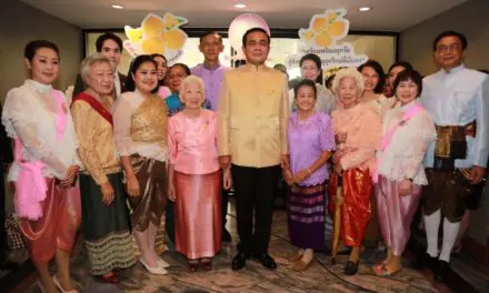 รมว.พม. นำคณะผู้บริหารและผู้สูงวัย เข้าพบลุงตู่ ติดเข็มกลัดดอกลำดวน พีอาร์งาน “วันผู้สูงอายุแห่งชาติ ประจำปี 2561