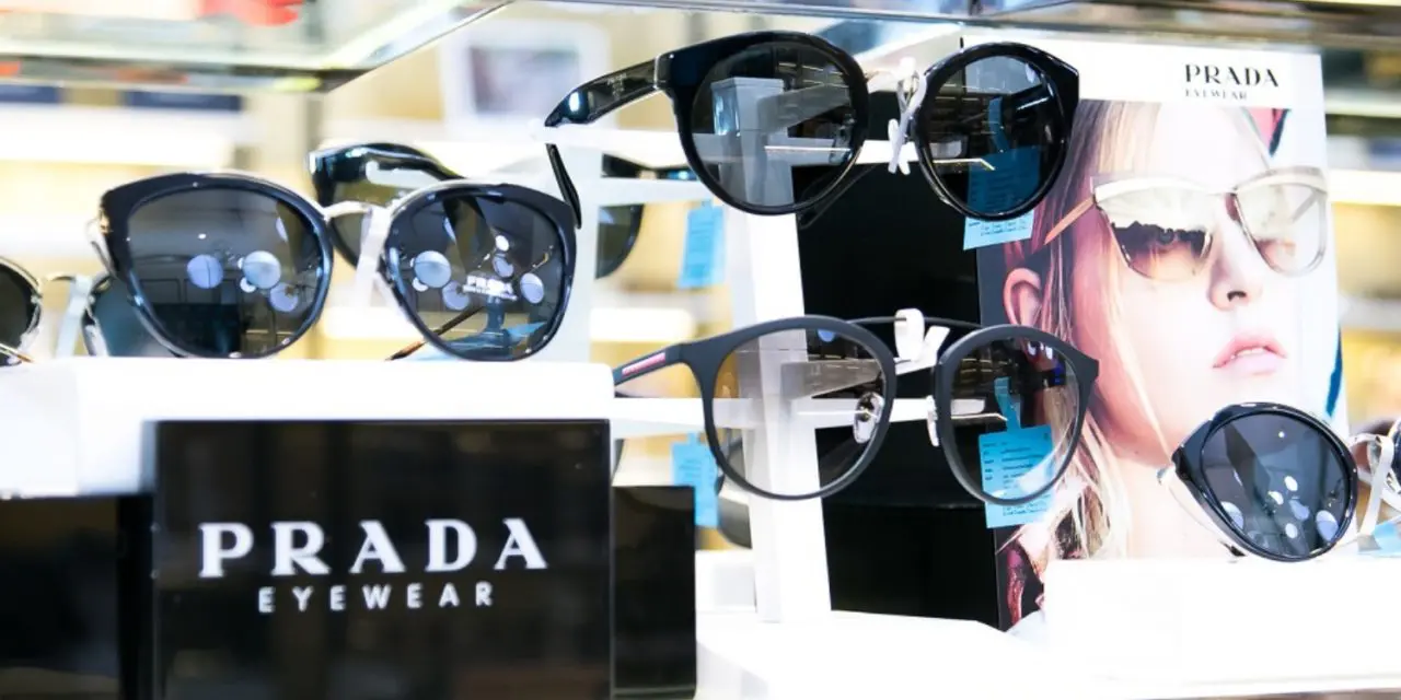 แว่นท็อปเจริญ ยกขบวนแฟชั่นลักซ์ชัวรี่แว่น PRADA มาพร้อมราคาโปรโมชั่นสุดพิเศษ วันนี้ – 30 เม.ย. นี้เท่านั้น!!