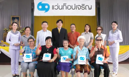 “แว่นท็อปเจริญ” ตรวจสุขภาพดวงตาและประกอบแว่นฟรี ให้แก่ผู้สูงอายุบ้านบางแค เนื่องในโอกาสเดือนสิงหามหามงคล