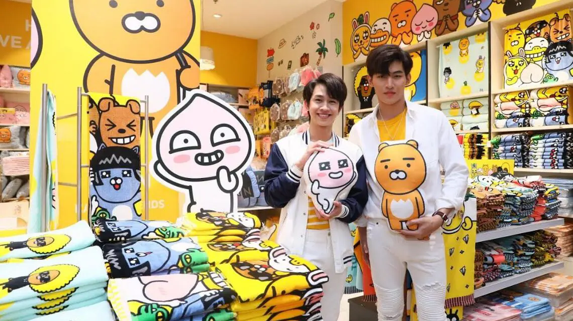 โรบินสัน จับมือ ‘KAKAO FRIENDS’ คว้า ‘โอห์ม-ฟลุ๊ค’ พร้อมทัพนักแสดงสุดฮอตจากซีรีส์ด้ายแดง พาเอฟซีท่องโลกการ์ตูนคาแรคเตอร์สุดคิ้วท์ ในงาน ‘ROBINSON x KAKAO FRIENDS”