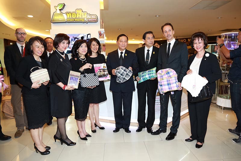รมว.พม. เปิดร้าน ทอฝัน by พม. อย่างเป็นทางการ ณ ห้างสรรพสินค้า เซ็นทรัลเวิร์ล พร้อมเชิญชวนประชาชนอุดหนุน ผลิตภัณฑ์ ทอฝัน by พม. เพื่อร่วมสร้างโอกาส เกียรติ กำลังใจ แก่สตรี คนพิการ คนไร้ที่พึ่ง และผู้รอดพ้นจากการค้ามนุษย์