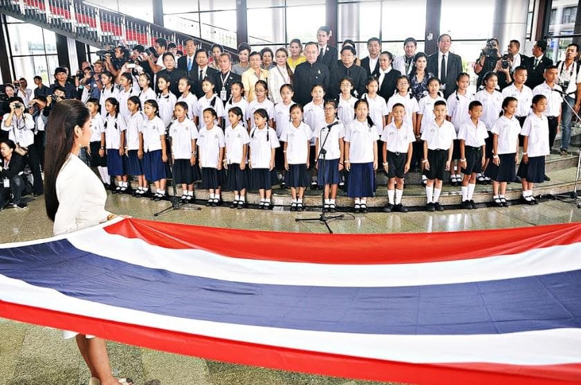 ประชาชน ดารา ศิลปิน นักร้อง นักกีฬา นางงาม ร่วมร้องเพลงชาติ  โบกธงไตรรงค์ปลิวไสว รวมพลังครั้งใหญ่ในงาน ๑ ศตวรรษธงไตรรงค์