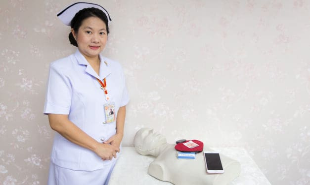 นักวิจัย พยาบาล ธรรมศาสตร์ โชว์ “อุปกรณ์นำช่วยชีวิตพกพา” นวัตกรรมอุปกรณ์วัดการหายใจและโค้ชชิ่งการซีพีอาร์ผู้ป่วยแบบเรียลไทม์