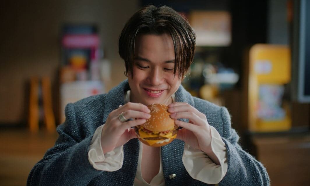 แมคโดนัลด์ เปิดตัวเบอร์เกอร์เนื้อสุดพรีเมี่ยม ใหม่! ‘ควอเตอร์ พาวน์เดอร์ วิท ชีส ครีมมี พาร์เมซาน’ เสิร์ฟความหอมอร่อยอีกขั้น การันตีความอร่อยทุกคำ โดย ‘เจมมี่เจมส์’ นักแสดงชื่อดัง-เชฟหนุ่มรุ่นใหม่