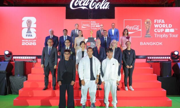 “โค้ก” เปิดฟีลซ่าส์! นำถ้วย Original FIFA World Cup™ Trophy ถึงไทยแล้ว พร้อมเปิดให้ชมอย่างยิ่งใหญ่ 24 มกราคมนี้ ที่ไอคอนสยาม!